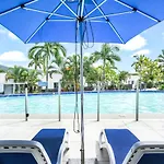 La Dolce Vita - Poolside Glamour