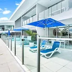 La Dolce Vita - Poolside Glamour