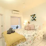 1 Bed Apartment Close To The Beach And Town