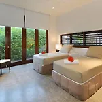 6 Beachfront Mirage - Luxury 4 Bedroom Home