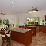 Solander House - 5 Bedrooms By The Beach