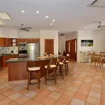 Solander House - 5 Bedrooms By The Beach