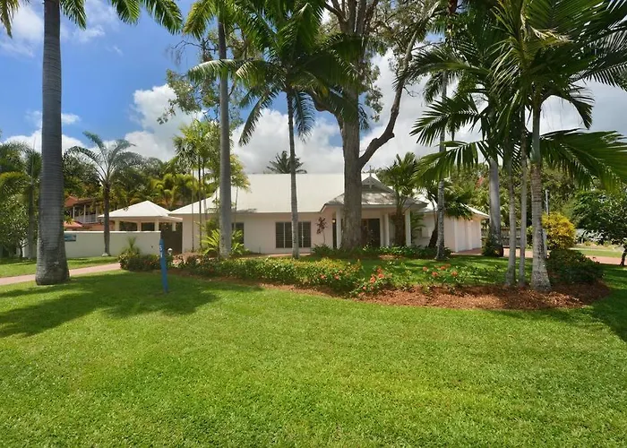 Solander House - 5 Bedrooms By The Beach