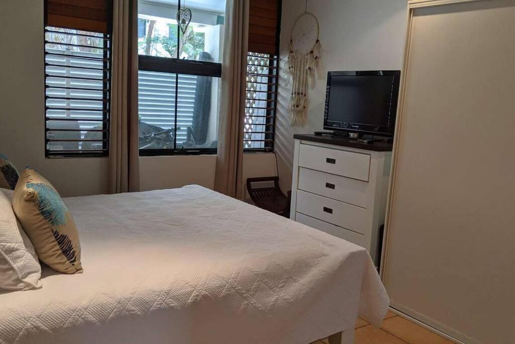 Tropical Getaway With Private Pool 100m From Beach Holiday home