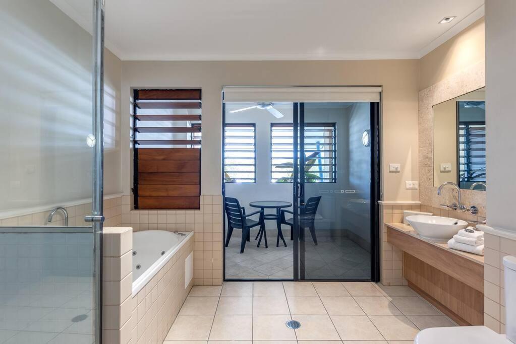 Magnificent 2 Bed Unit In Heart Of Apartment *