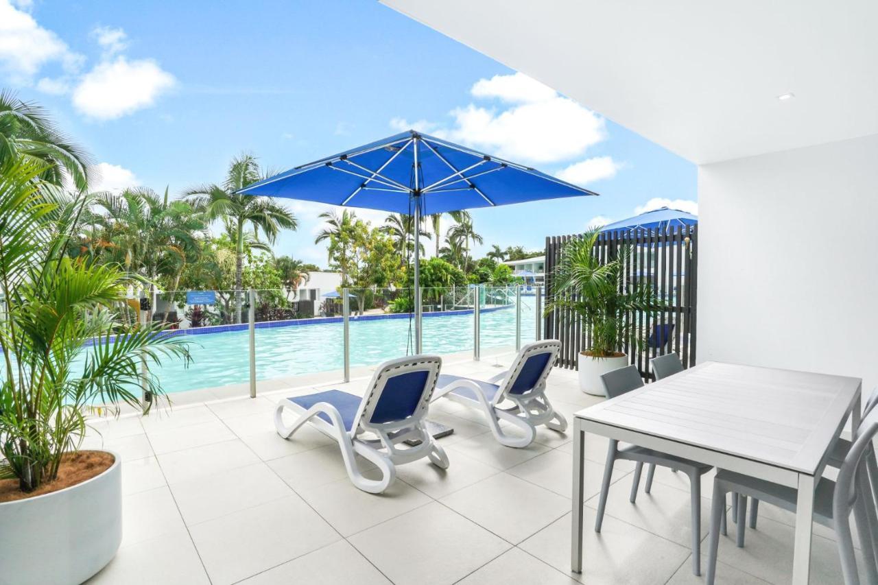 La Dolce - Poolside Glamour *