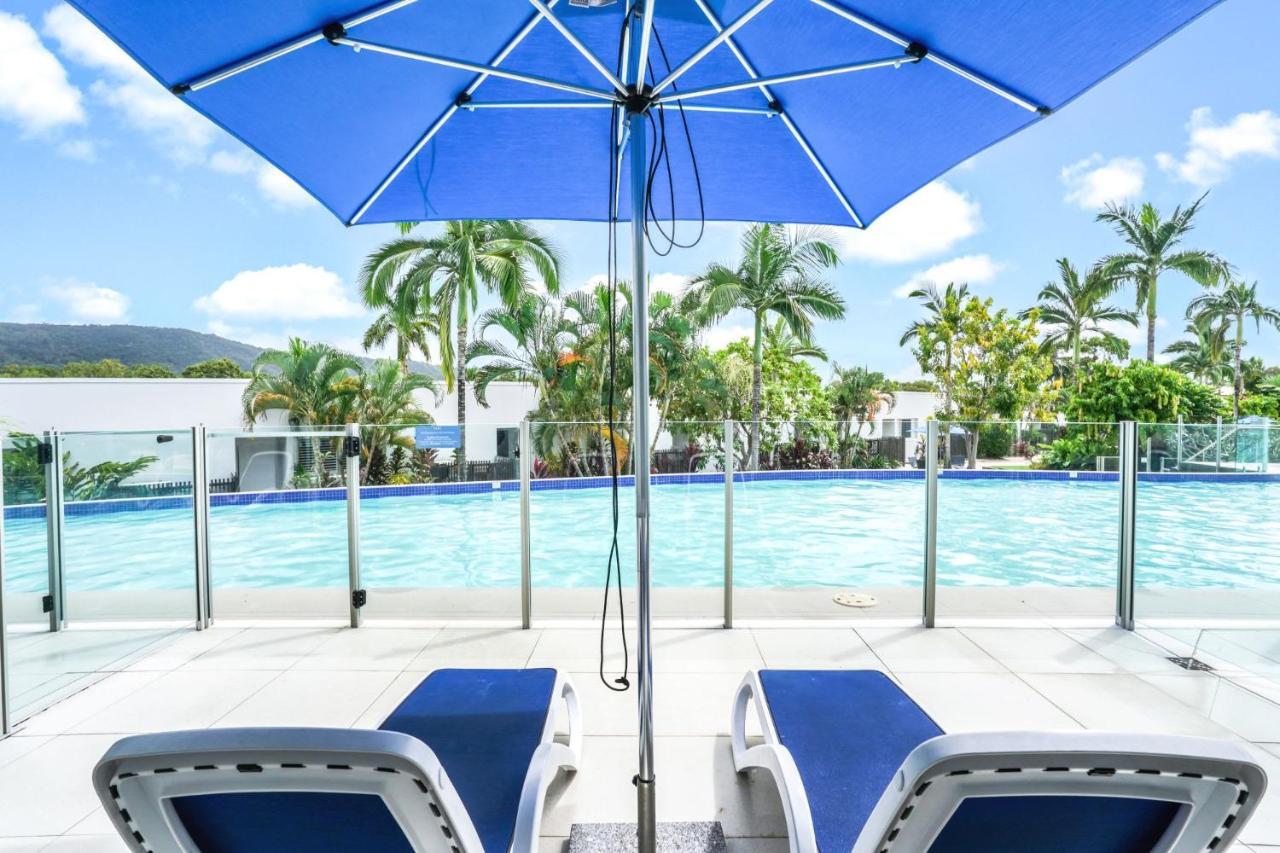 La Dolce - Poolside Glamour *