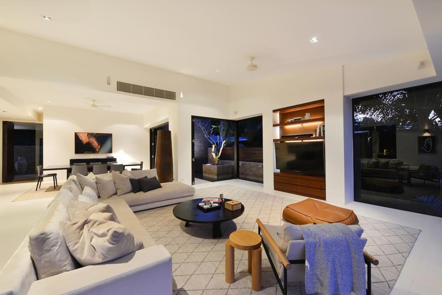61 Street - Luxury Holiday home *