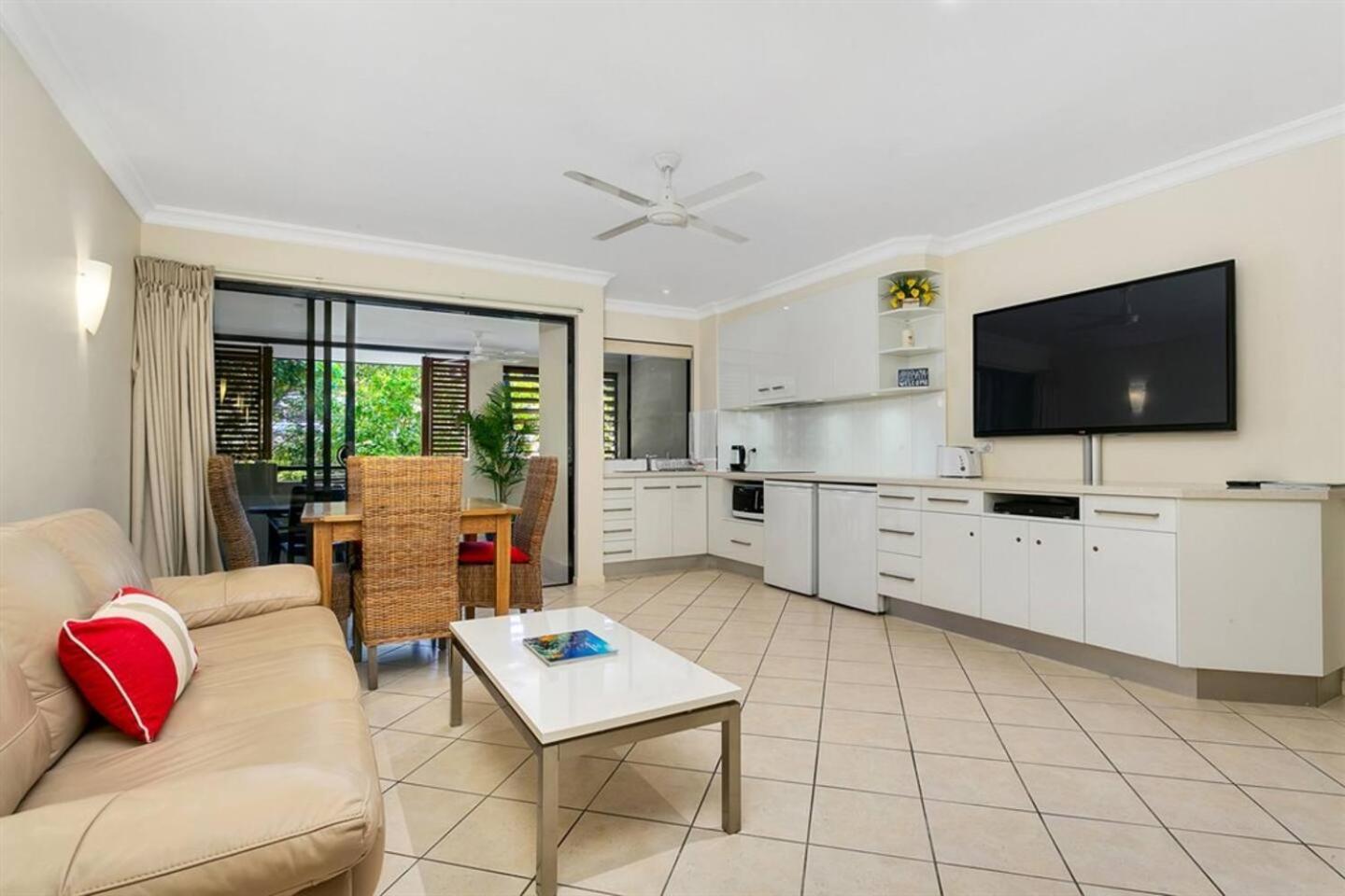 Escape For Two - A Boutique Tropical Treasure Apartment *