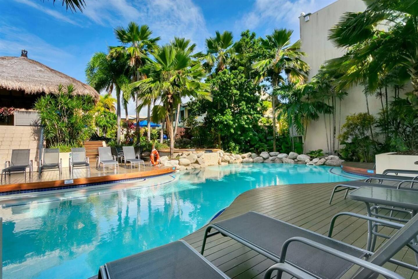 Escape For Two - A Boutique Tropical Treasure Apartment *
