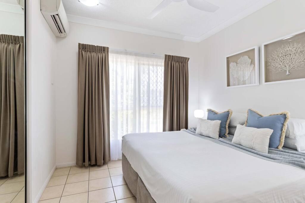 Laidback Living At Plaza Poolside Apartment *