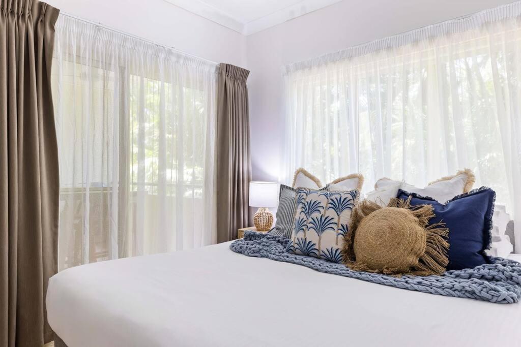 Laidback Living At Plaza Poolside Apartment *