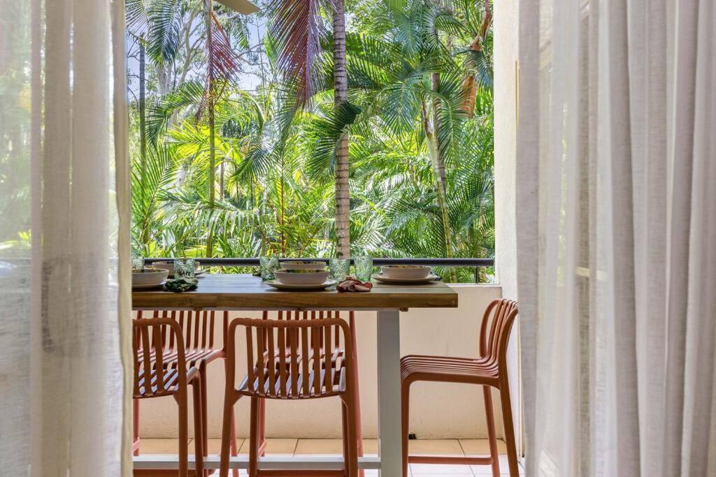 Laidback Living At Plaza Poolside Apartment *