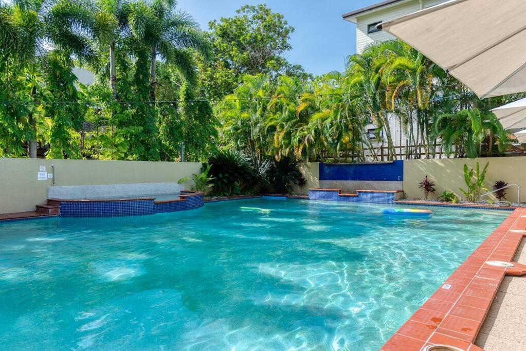 Laidback Living At Plaza Poolside Apartment *