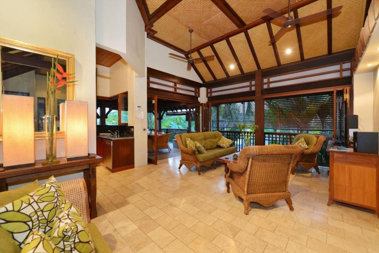 Palm Bliss - A Balinese Pool Oasis Pousada