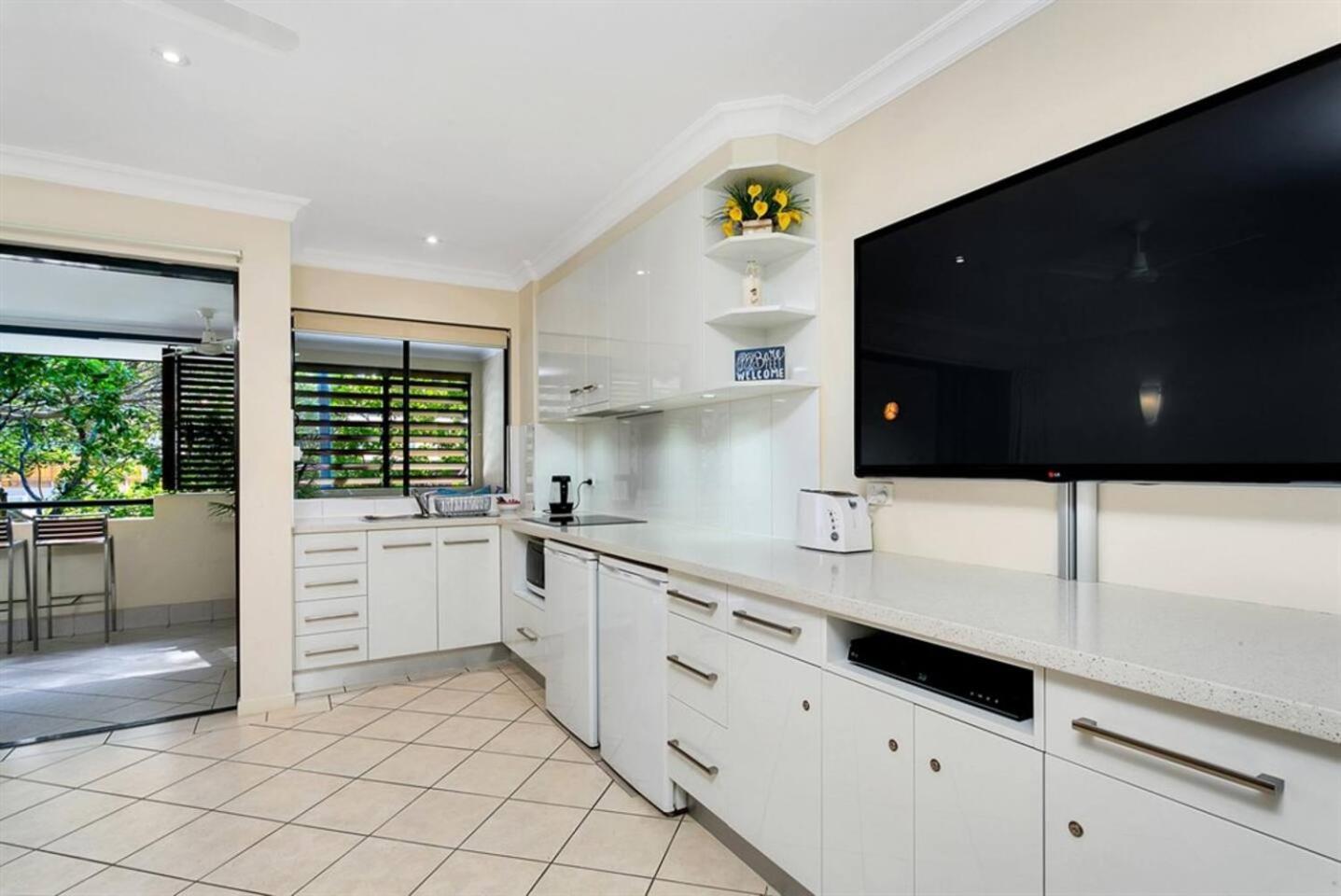 Escape For Two - A Boutique Tropical Treasure Apartment *