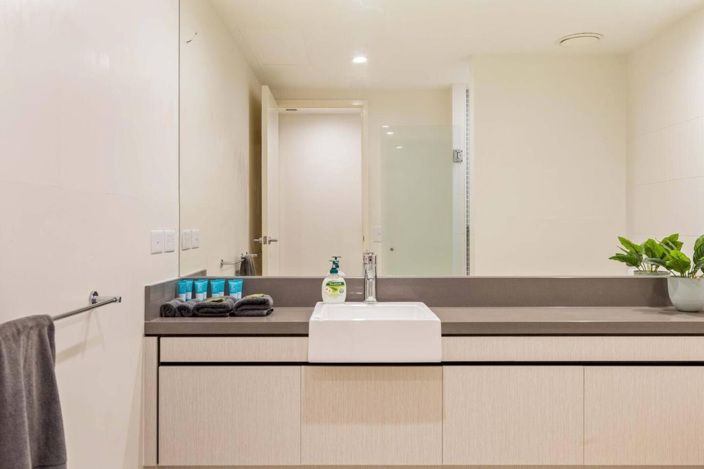 Apartment 'the Palms' Swim-out Comfort Meets Tropical Charm