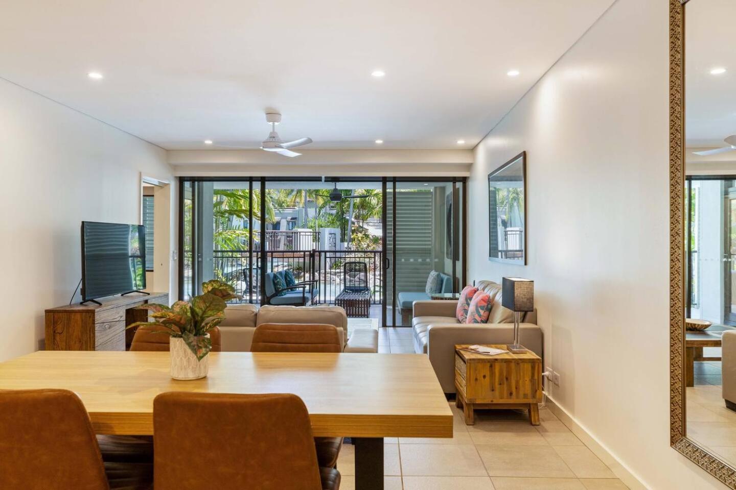 'the Palms' Swim-out Comfort Meets Tropical Charm Apartment