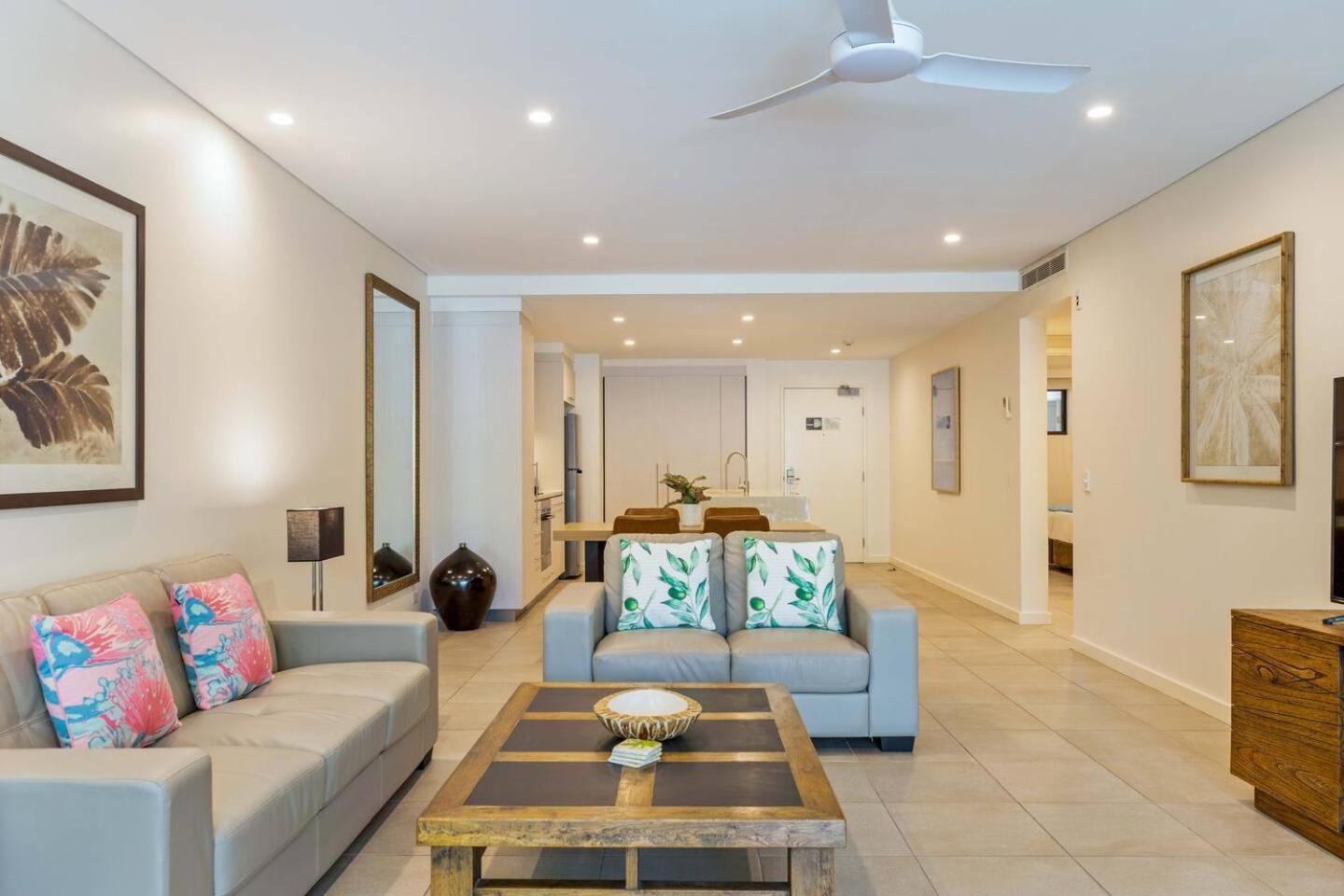 'the Palms' Swim-out Comfort Meets Tropical Charm Apartment *
