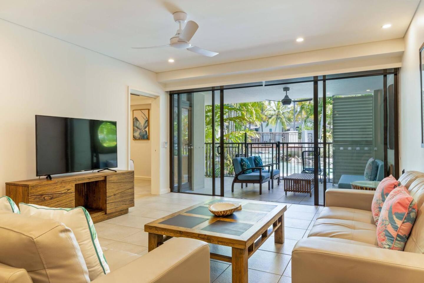 'the Palms' Swim-out Comfort Meets Tropical Charm Apartment *