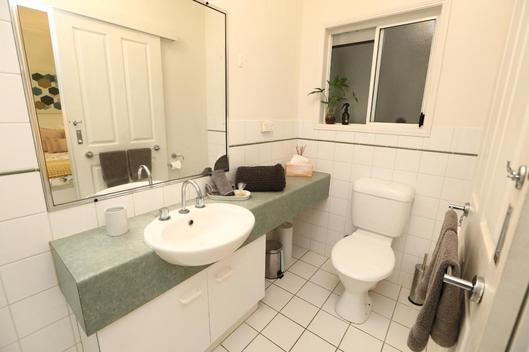 1 Bed Close To The Beach And Town Apartment *