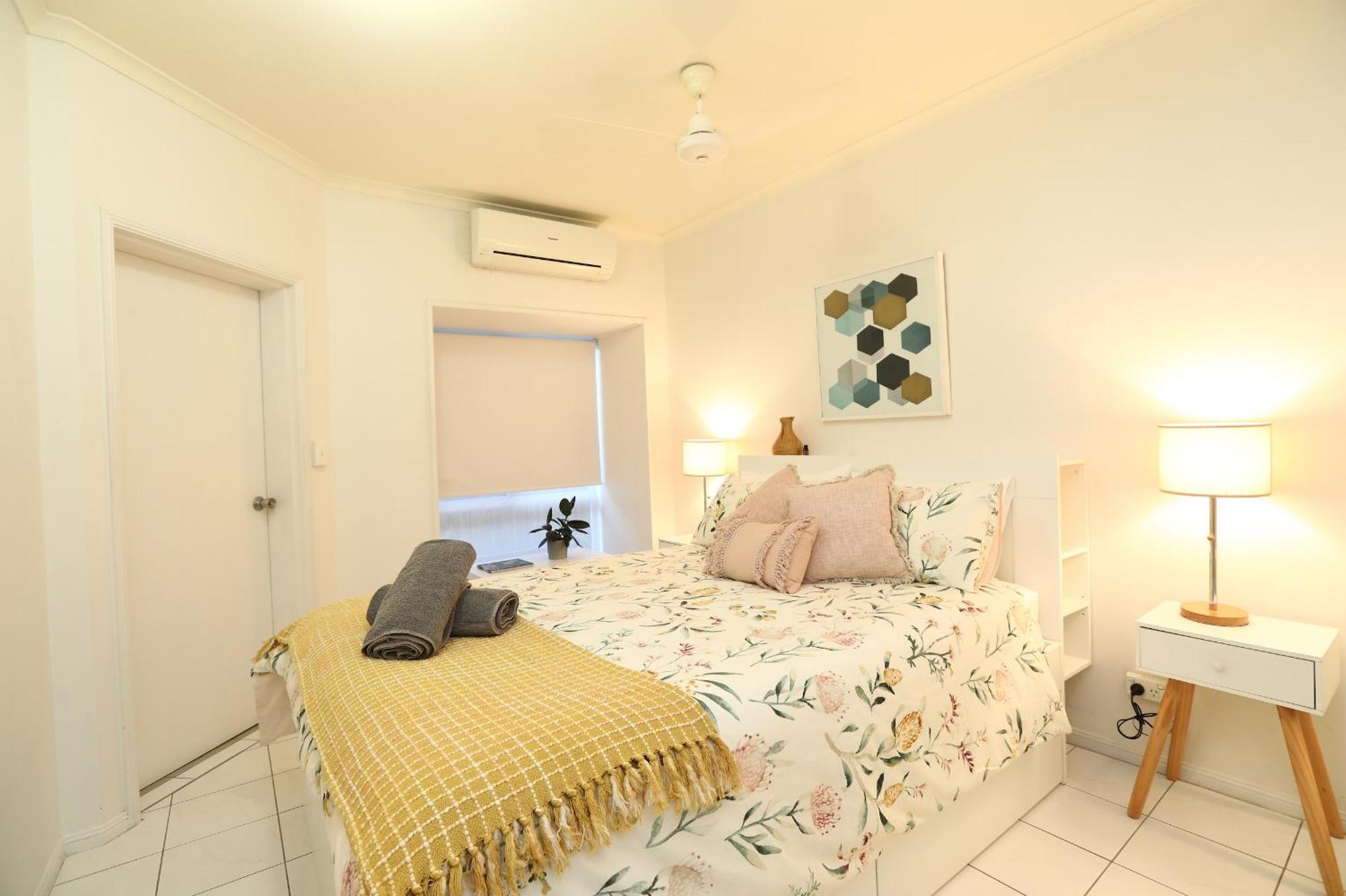 1 Bed Close To The Beach And Town Apartment *