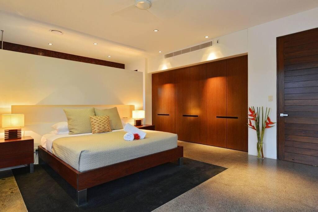 6 Beachfront Mirage - Luxury 4 Bedroom * Port Douglas