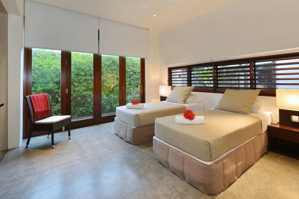 6 Beachfront Mirage - Luxury 4 Bedroom Holiday home *