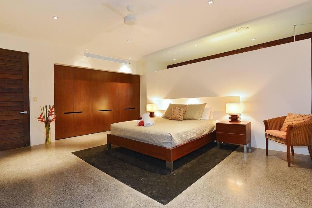 Holiday home 6 Beachfront Mirage - Luxury 4 Bedroom