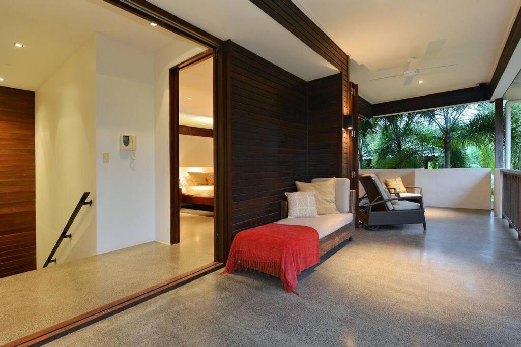 6 Beachfront Mirage - Luxury 4 Bedroom *