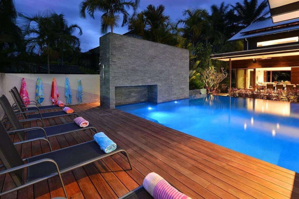 6 Beachfront Mirage - Luxury 4 Bedroom