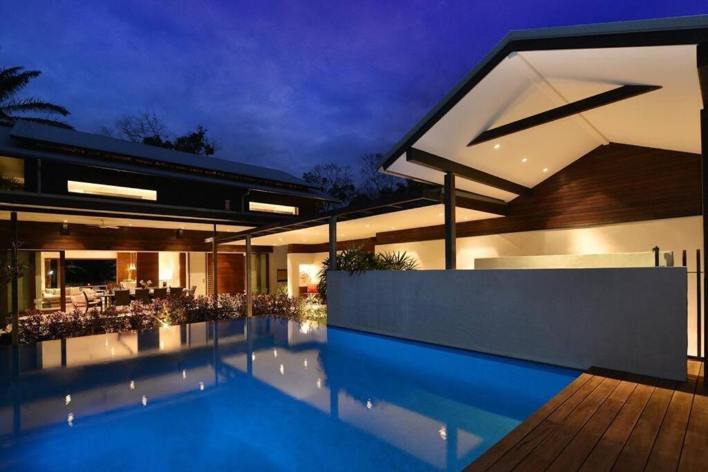 6 Beachfront Mirage - Luxury 4 Bedroom * Port Douglas