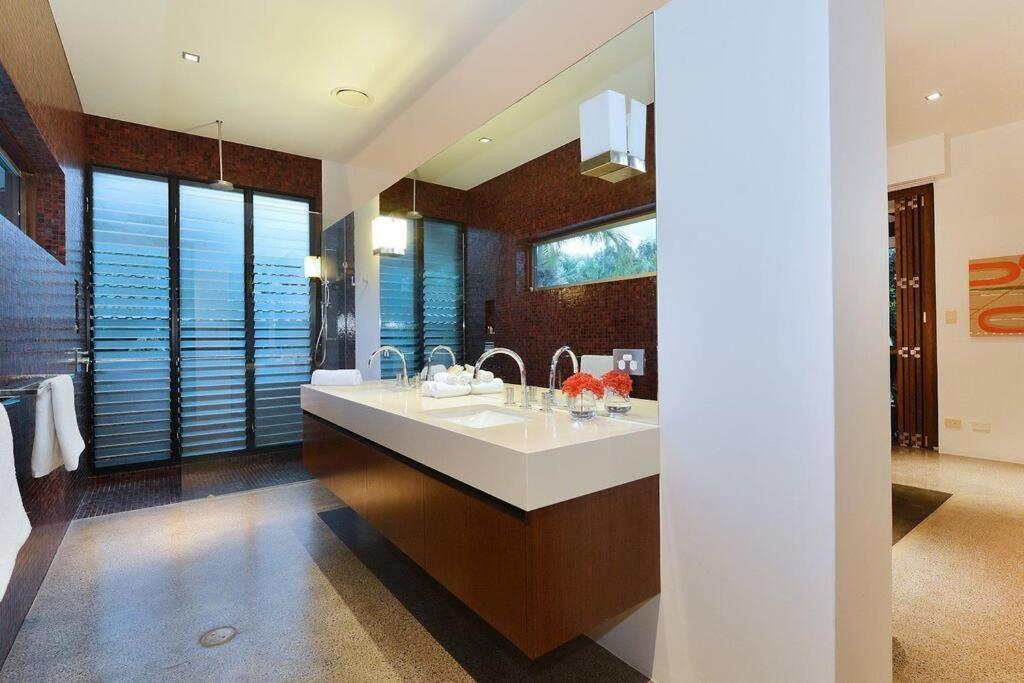 Holiday home 6 Beachfront Mirage - Luxury 4 Bedroom