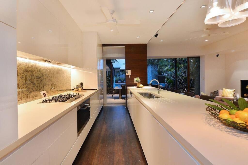 6 Beachfront Mirage - Luxury 4 Bedroom Holiday home