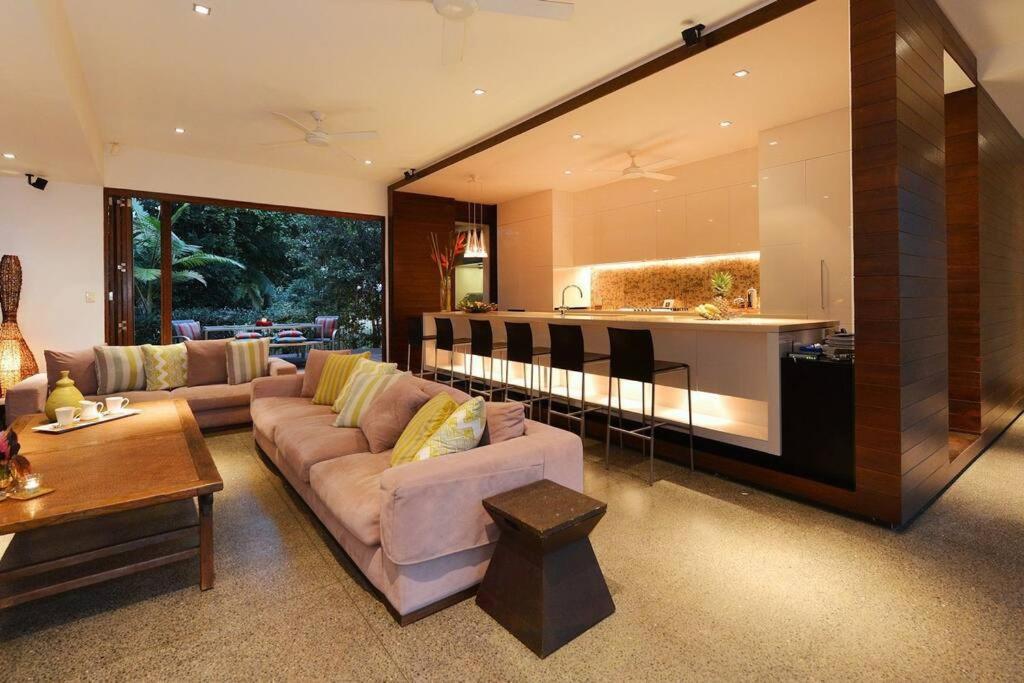 Holiday home 6 Beachfront Mirage - Luxury 4 Bedroom