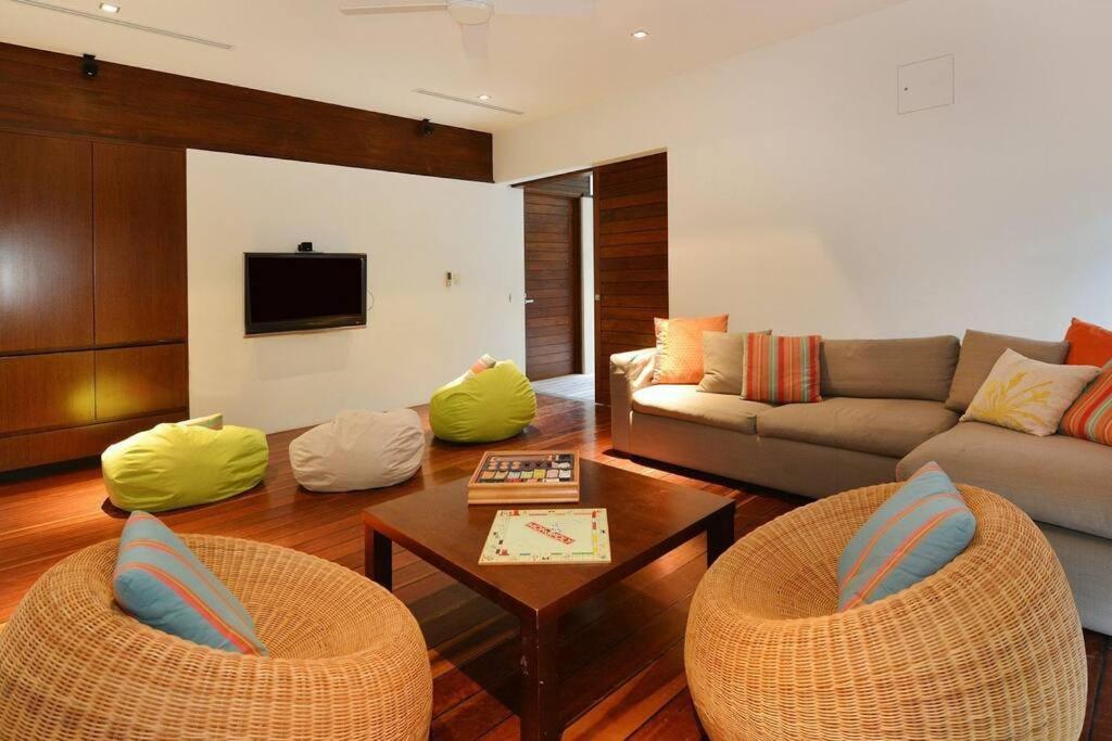 6 Beachfront Mirage - Luxury 4 Bedroom Holiday home Port Douglas