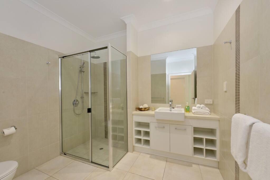 29 Beachfront Mirage - 4 Bedroom Luxury House *