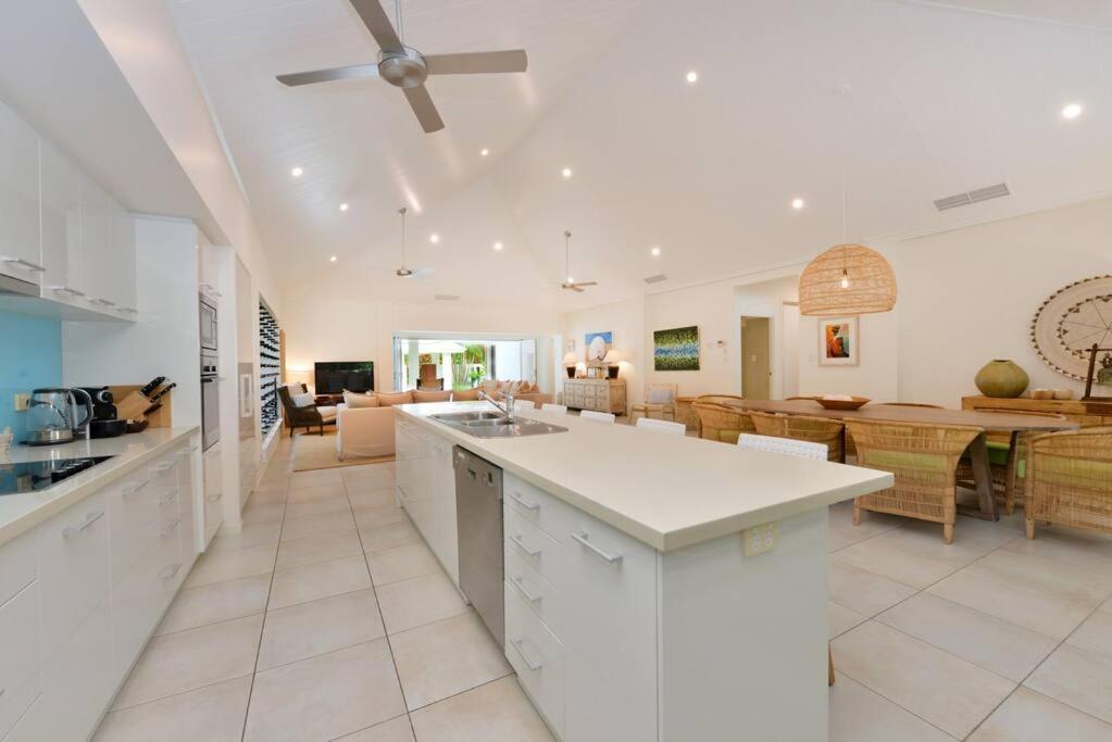 29 Beachfront Mirage - 4 Bedroom Luxury House *