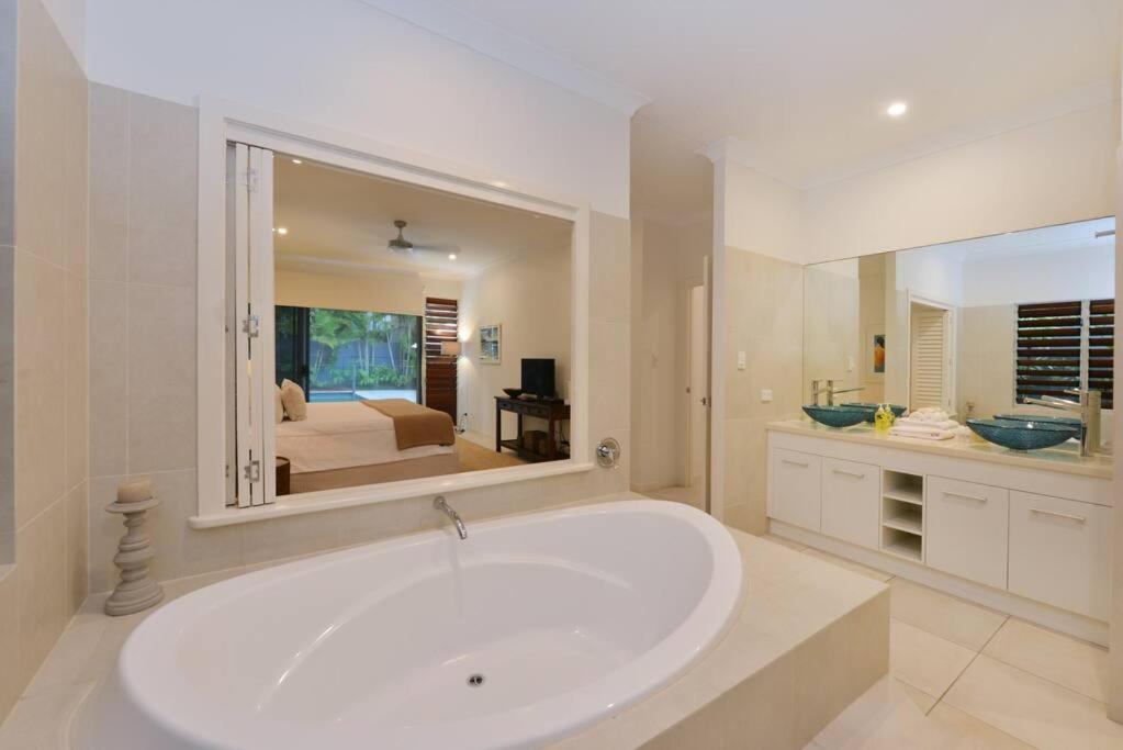 29 Beachfront Mirage - 4 Bedroom Luxury House Holiday home *