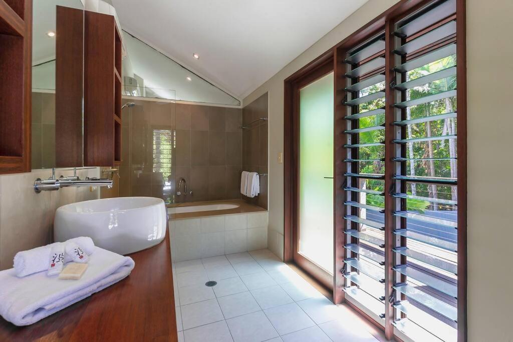 Leilani Tiare - Stylish On Four Mile Holiday home Port Douglas