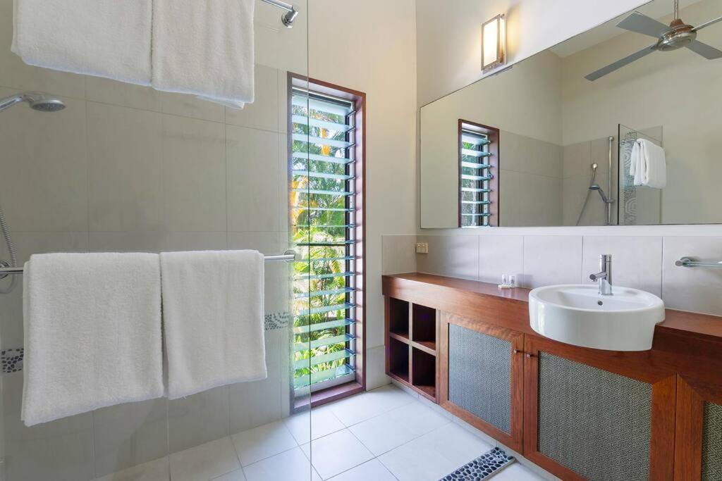 Leilani Tiare - Stylish On Four Mile Holiday home *