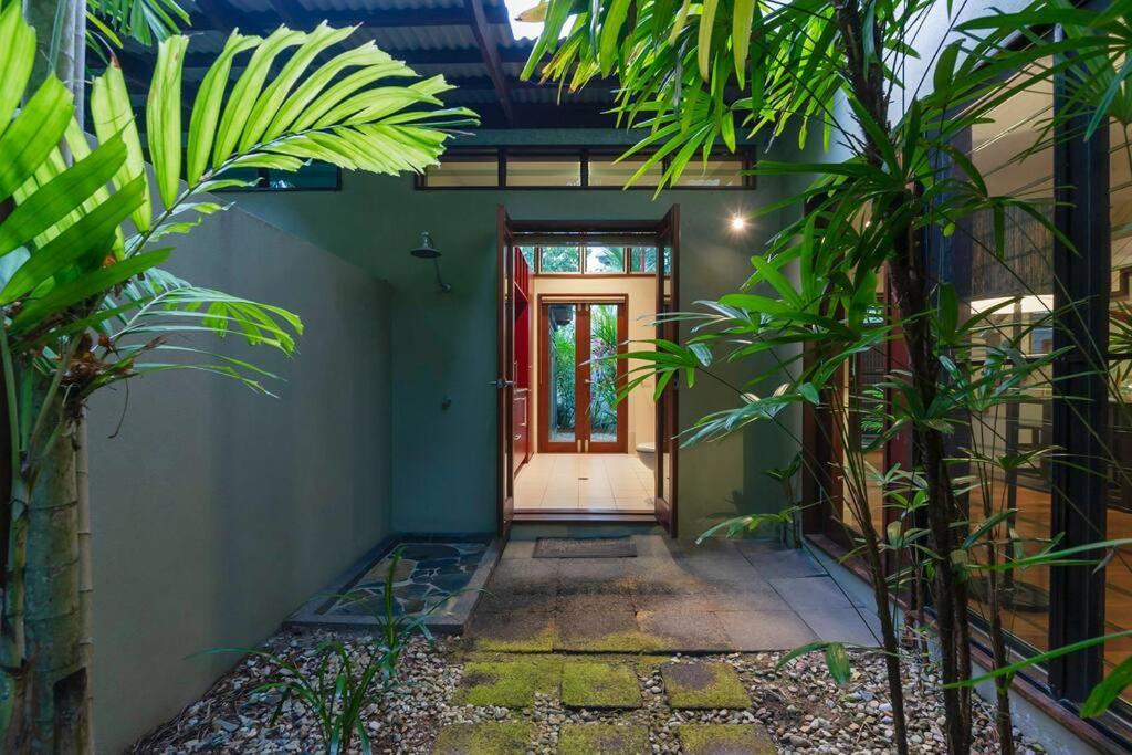 Leilani Tiare - Stylish On Four Mile * Port Douglas