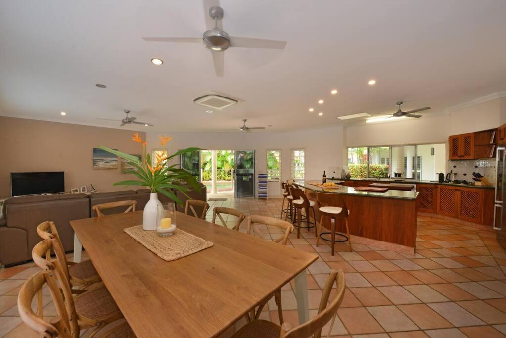 Solander House - 5 Bedrooms By The Holiday home