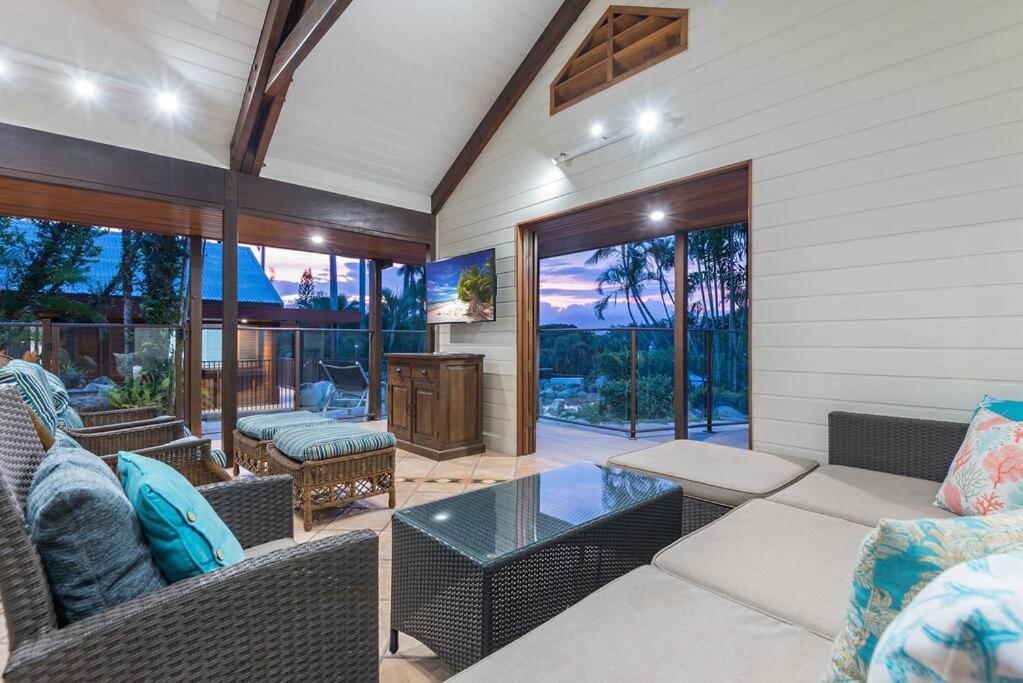 10 Wharf Street - A Tropical Family *
