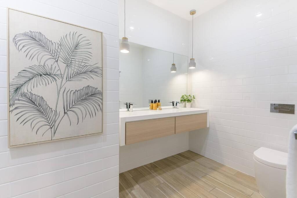 Paradise Palms -