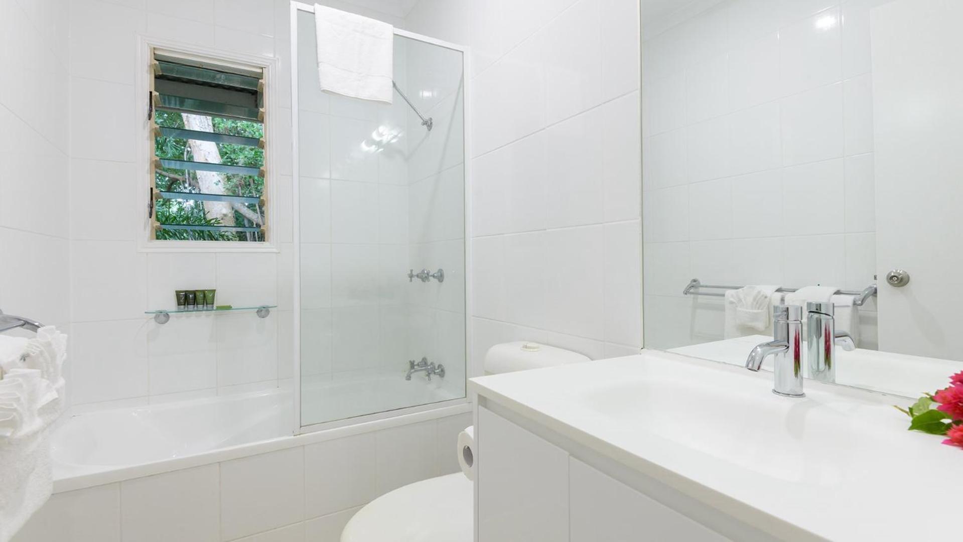 Craven At Full Moon Terraces - Tropical Queenslander Townhouse Holiday home *