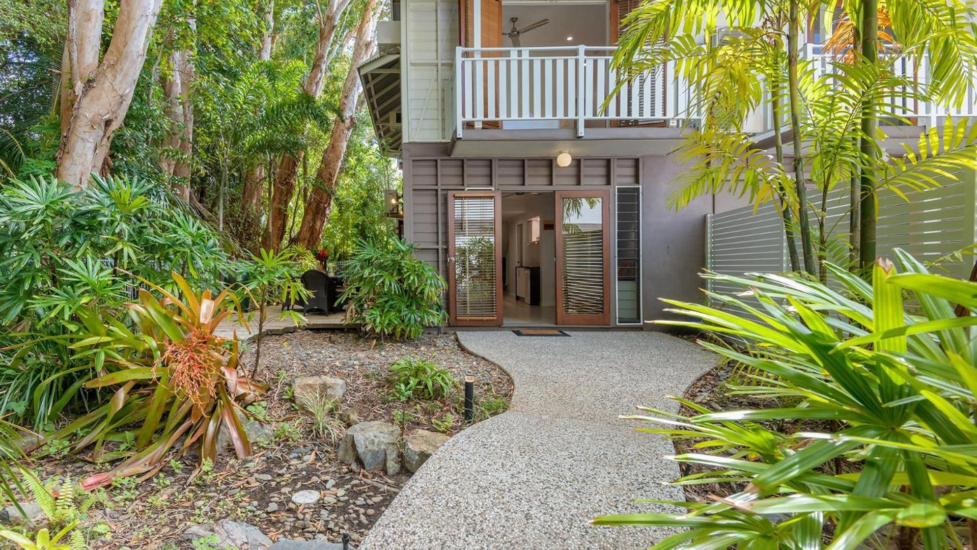 Craven At Full Moon Terraces - Tropical Queenslander Townhouse Holiday home