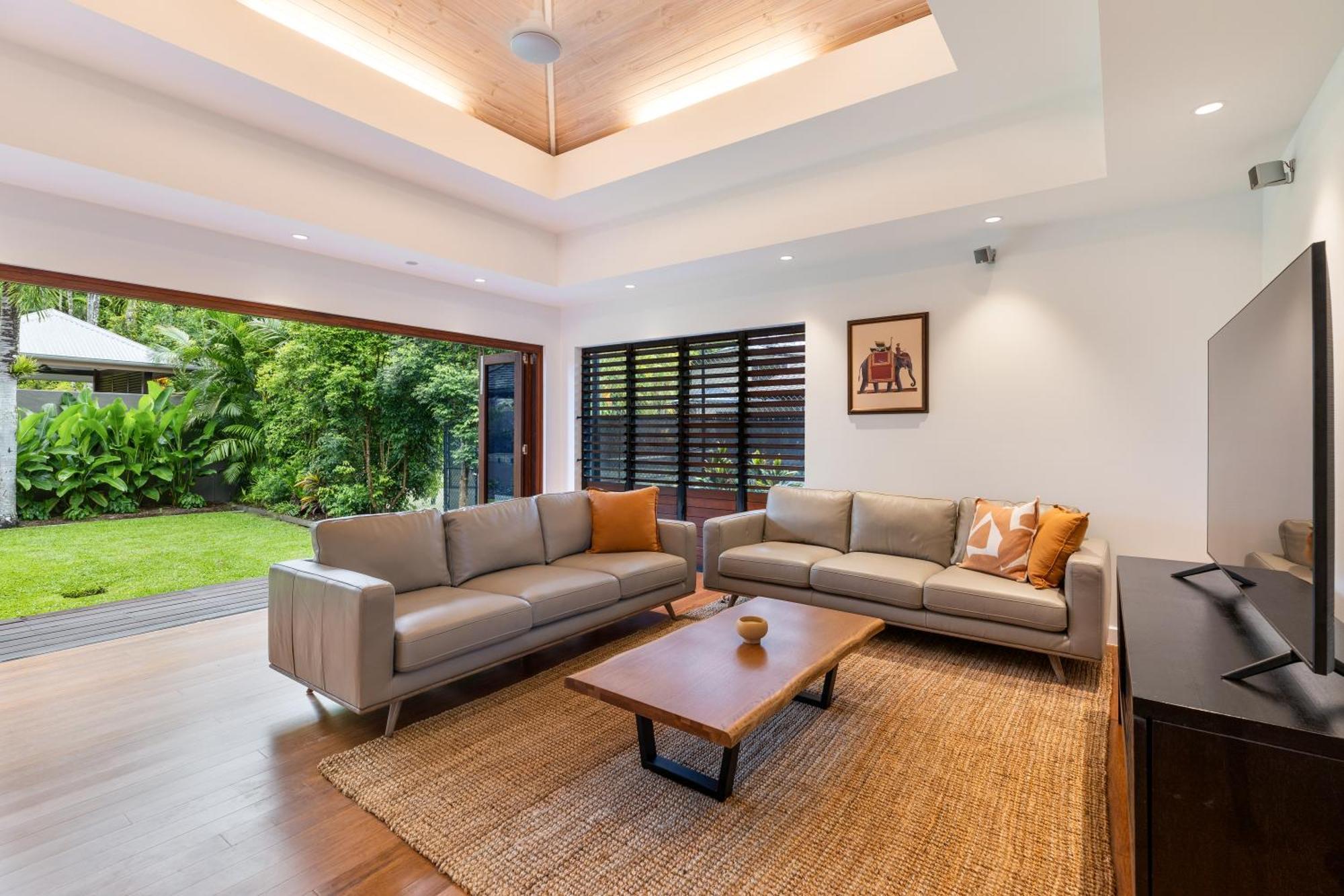 The Bali House - Beachfront Mirage *