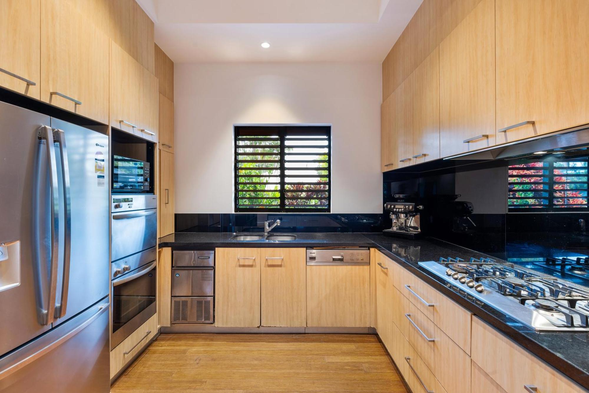 The Bali House - Beachfront Mirage Holiday home *