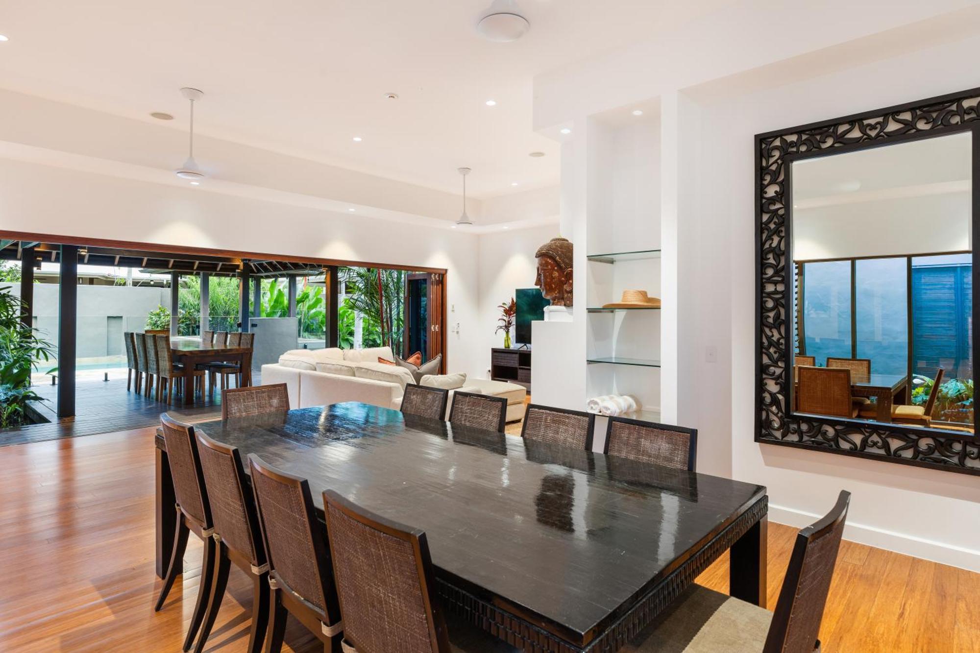 The Bali House - Beachfront Mirage *